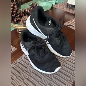 Nike Tanjun Size 5.5Y Black white Athletic Shoes good condition Black/white